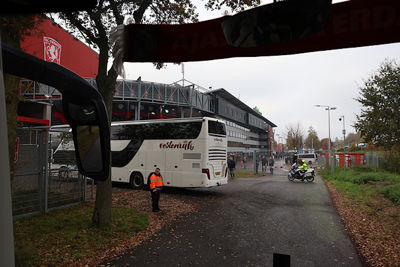 De eerste busclusters komen aan bij het stadion. © De Brouwer