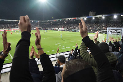 Ajax speelt matig, dus moedigen zij nog een keer extra aan. © De Brouwer