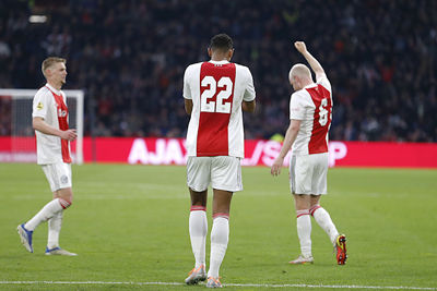 Klaassen troeft Tadic af met het wedstrijdje ‘mooiste doelpunt maken’. © De Brouwer