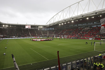 De spelers komen het veld op. © De Brouwer