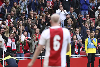 Vrolijke koppen op de tribunes en terecht! © De Brouwer