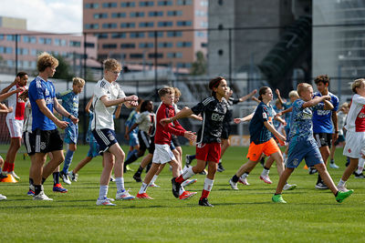 Een heerlijke wirwar aan Ajaxshirts. © De Brouwer