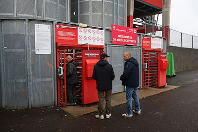 Poortjes door en Ajax kijken! © De Brouwer