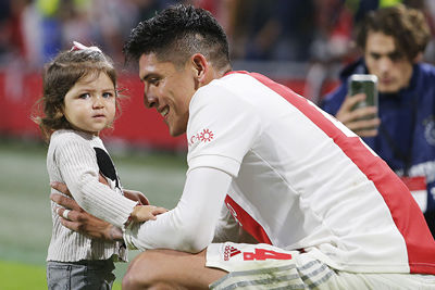 Álvarez en zijn gezin zijn happy bij Ajax. © Pro Shots