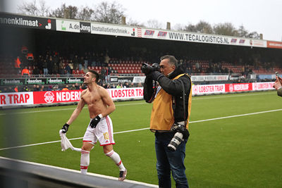 Ook Tadic staat zijn shirtje af. © De Brouwer