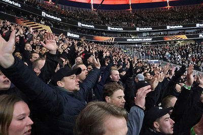 We zijn begonnen. Hup, Ajax! © De Brouwer