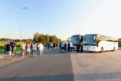 Vierhonderd supporters reizen met bussen naar Deventer. © De Brouwer