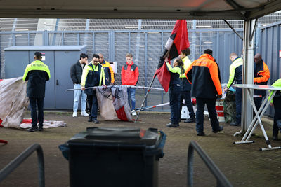 Door de poortjes en richting trein. © De Brouwer