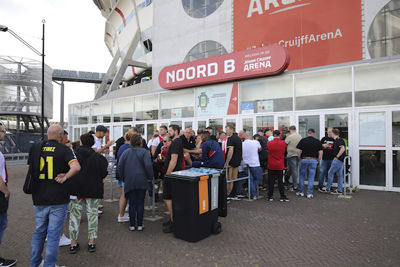 Verzamelen in Amsterdam voor de trip naar Rotterdam. © De Brouwer