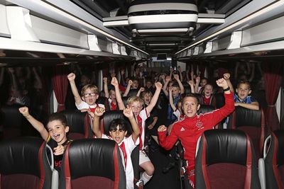 Tussendoor bewonderen we de spelersbus. © De Brouwer