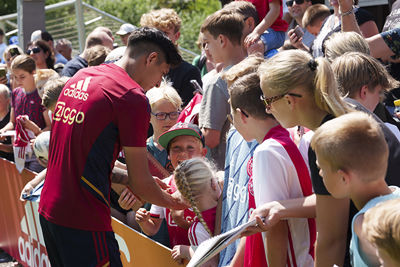 In Oostenrijk blijkt de Mexicaan uitermate populair. © AFC Ajax