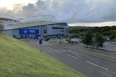 Het Falmer Stadium ligt tussen de groene heuvels. © Ajax Life