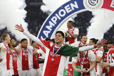 In een uitzinnige Arena geniet Álvarez van zijn tweede kampioenschap. © De Brouwer