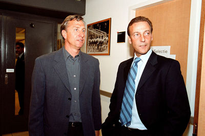 Neeskens is erbij als Cruijff in 1999 een speciaal duel organiseert. © AFC Ajax