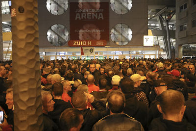 Lange rijen voor wat een ontluisterende avond zou worden. © De Brouwer