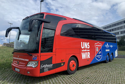 Einde middag arriveert de spelersbus van Unterhaching. © Ajax Life