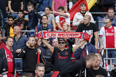 Bij daglicht voetballen vereist een zonnebril. © De Brouwer