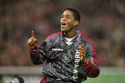 Kluivert scoort in een klassieker die eindigt in 2-2. © AFC Ajax