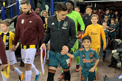 Kijk dat koppie van die mascotte. Onbetaalbaar! © Ajax Kids Club