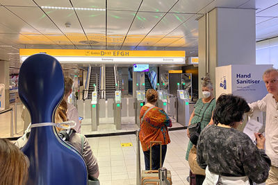 Dikke ellende op Schiphol. Sterkte aan alle Ajacieden die nog onderweg zijn! © Ajax Life