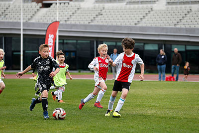 Mooi, al die Ajaxshirtjes! © De Brouwer