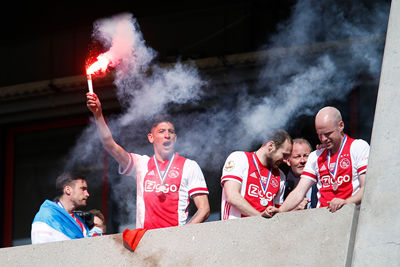 En ook bij deze ‘spontane’ kampioenshuldiging doet hij loco. © De Brouwer