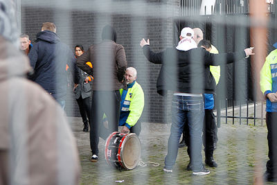 Het moge duidelijk zijn waarom we graag een trommel mee naar binnen willen