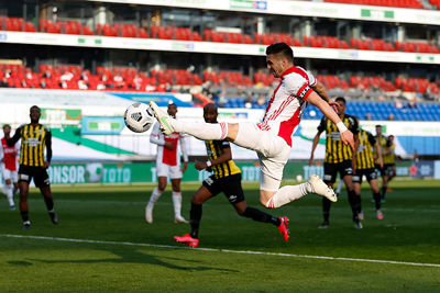 Tadic vliegt fraai in op een voorzet van Antony! © De Brouwer