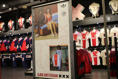 De fanshop was nog in opbouw toen wij er waren. © Ajax Life