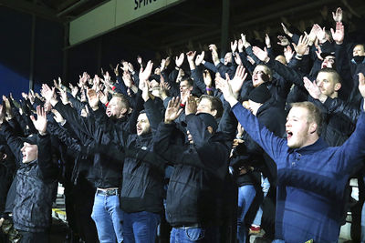 Vierhonderd supporters moedigen de Ajacieden op het veld aan. © De Brouwer