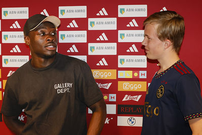 In de mixed-zone krijgt Brobbey volop vragen op zich afgevuurd. © Pro Shots