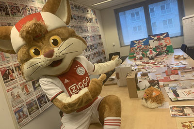 Een flinke tafel vol en dan is hier de uitpuilende mailbox niet zichtbaar... © Ajax Kids Club