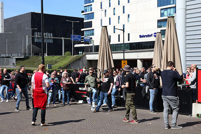 Verzamelen bij de Arena voor bussen en treinen. © De Brouwer