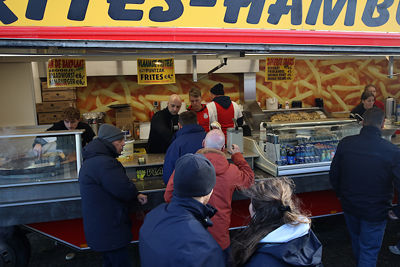 Ajaxshirtjes in de snackkraam. Vinden we mooi! © De Brouwer