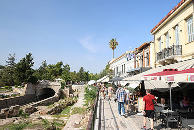 In het zonnige Athene is het goed toeven. © De Brouwer