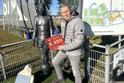 Arnold Mühren bij het standbeeld van broer Gerrie. © Ajax Life