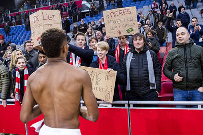 Ook Neres gaf zijn shirt wel eens weg. © De Brouwer