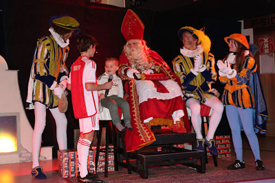 Gezellig naast de Sint op het podium. © De Brouwer