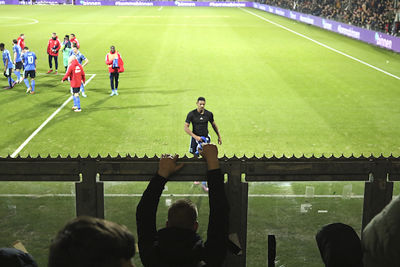 Haller slingert zijn shirt het vak in. © De Brouwer