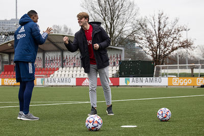 Rock, paper, scissors bepaalt wie er mag starten. © Pro Shots