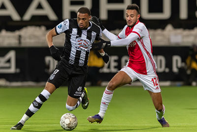 Voetballen met je ogen dicht is voor Mazraoui geen aanrader. © Pro Shots